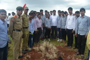 आदर्शगाव मोरया चिंचोरे येथे विद्यार्थ्यांचे श्रमदान..