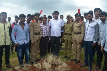 आदर्शगाव मोरया चिंचोरे येथे विद्यार्थ्यांचे श्रमदान...