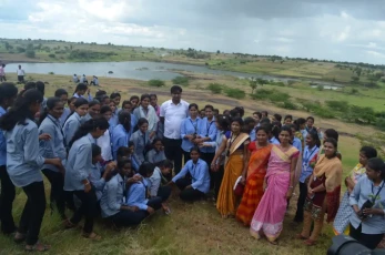 आदर्शगाव मोरया चिंचोरे येथे विद्यार्थ्यांचे श्रमदान.