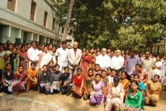 डॉ माशेलकर व गुलजारजी यांची विद्यार्थिनी वसतिगृहास भेट