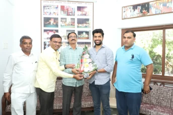 पद्मश्री पोपटराव पवार साहेब यांचा मुळा एज्युकेशन तर्फे सन्मान करताना