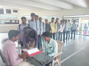युवकाना रोजगार उपलब्ध व्हावा या हेतूने महाविद्यालयात रोजगार मेळाव्याचे आयोजन ..