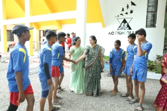 शालेय विद्यार्थी खेळाडूंसोबत