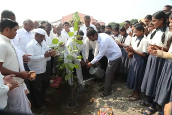 शालेय विद्यार्थ्यांसमवेत वृक्षारोपण ..