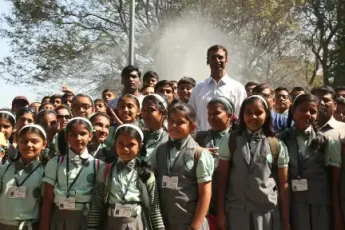 शालेय विद्यार्थ्यांसमवेत